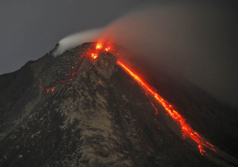 Illustration for article titled 2 km de ceniza: impresionantes fotos de la erupción del volcán Sinabung